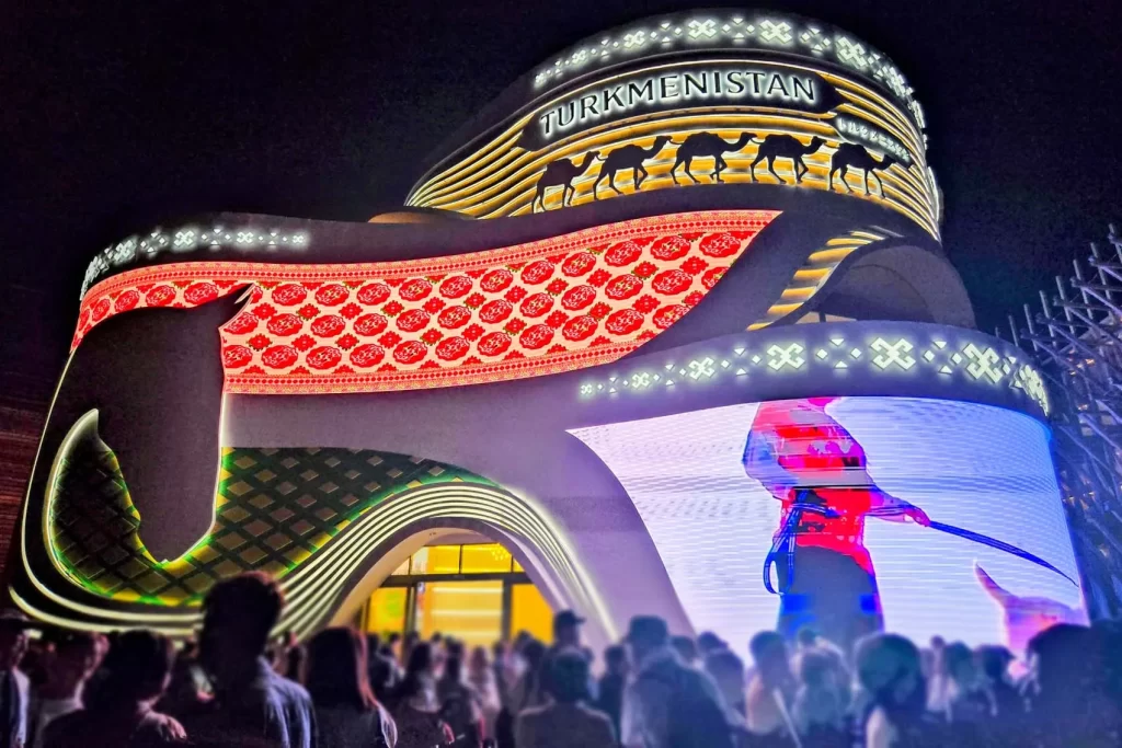 夜のトルクメニスタン館