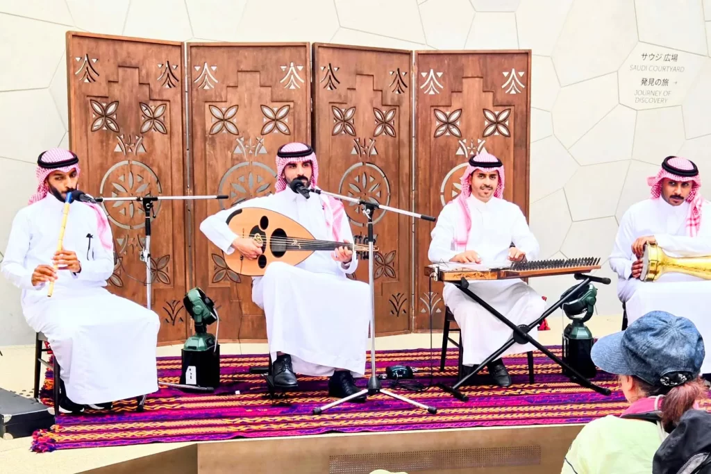 「ウード」というリュートにそっくりの楽器の演奏