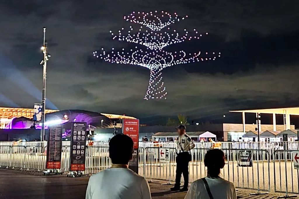 万博の夜のドローンショー