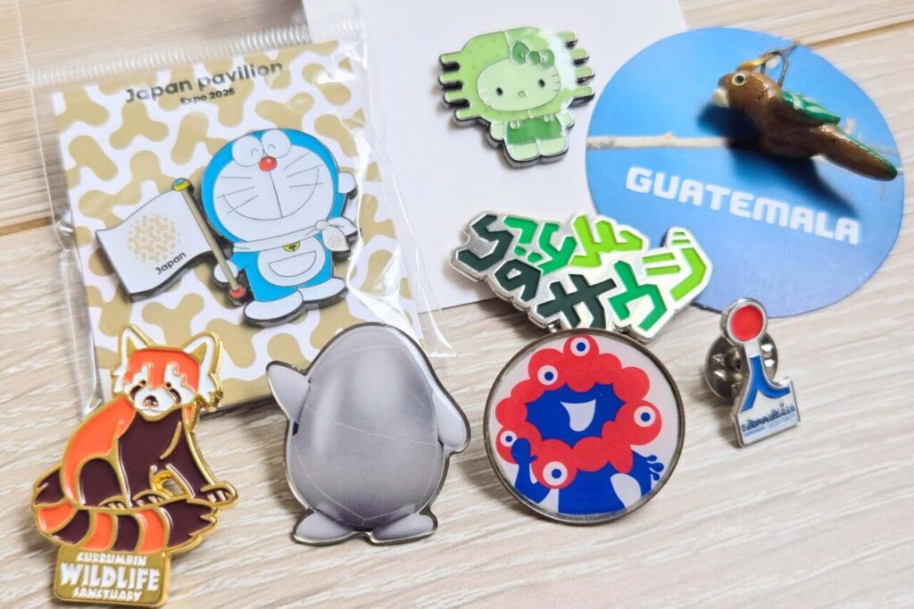 万博で集めたたくさんのピンバッチ