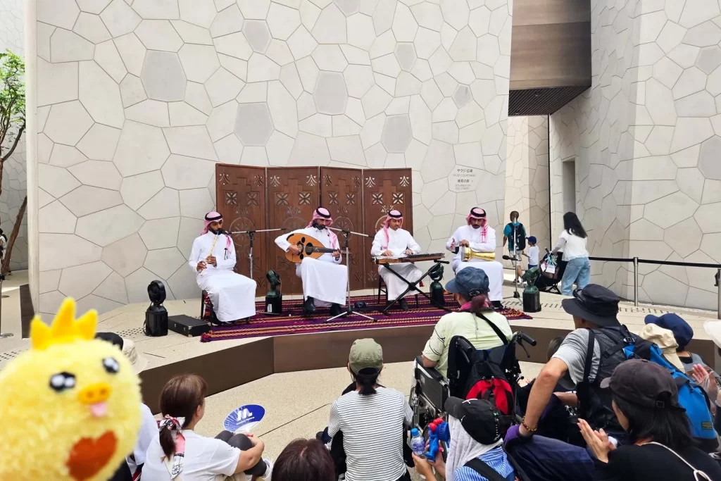 「ウード」というリュートにそっくりの楽器の演奏とトンさん