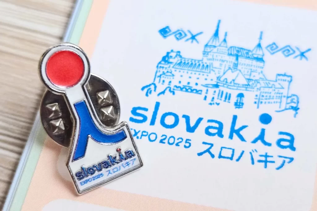 スロバキア館のピンバッチとスタンプ