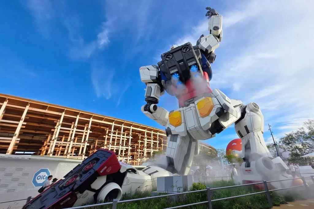 「GUNDAM NEXT FUTURE PAVILION」前のガンダムの背中から煙が！