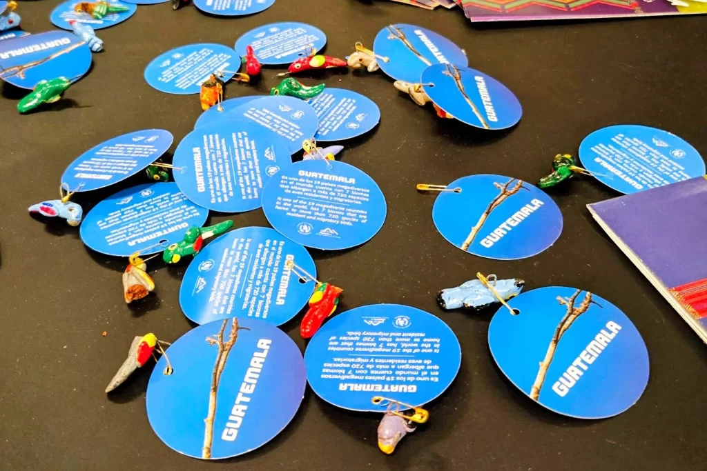 グアテマラ館の手作りの渡り鳥のバッジ