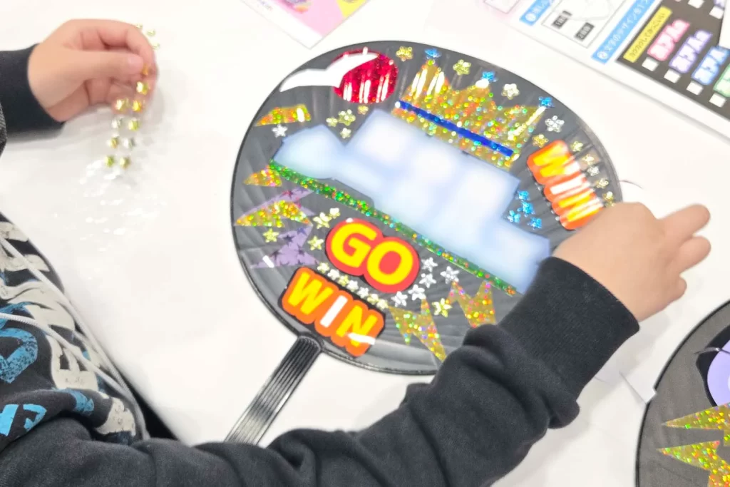 「GO」「WIN」と書かれた推し活うちわ