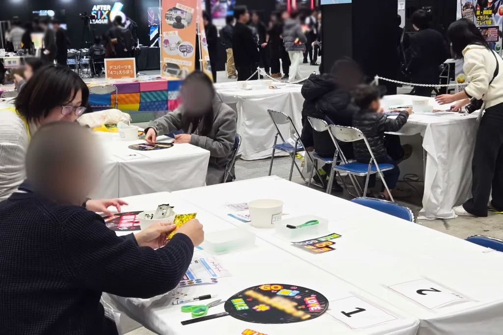 推し活うちわのワークショップの様子