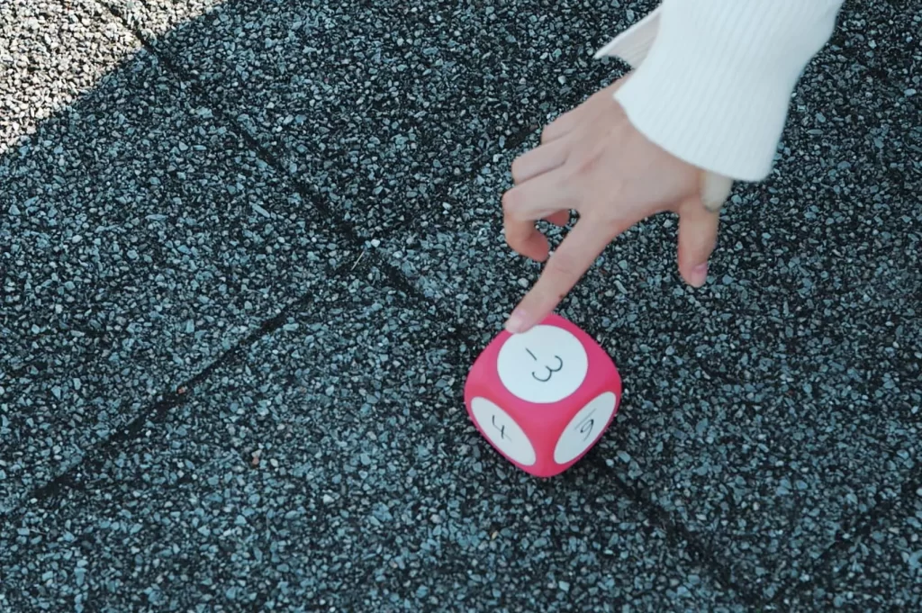 −3と書かれたサイコロ