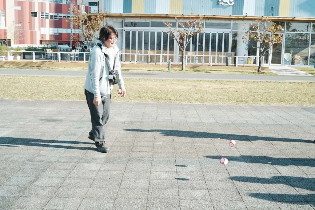 サイコロを投げるピコトンスタッフの男性