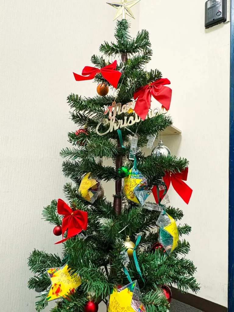 ピコトンの玄関のクリスマスツリーとクリスマスオーナメント