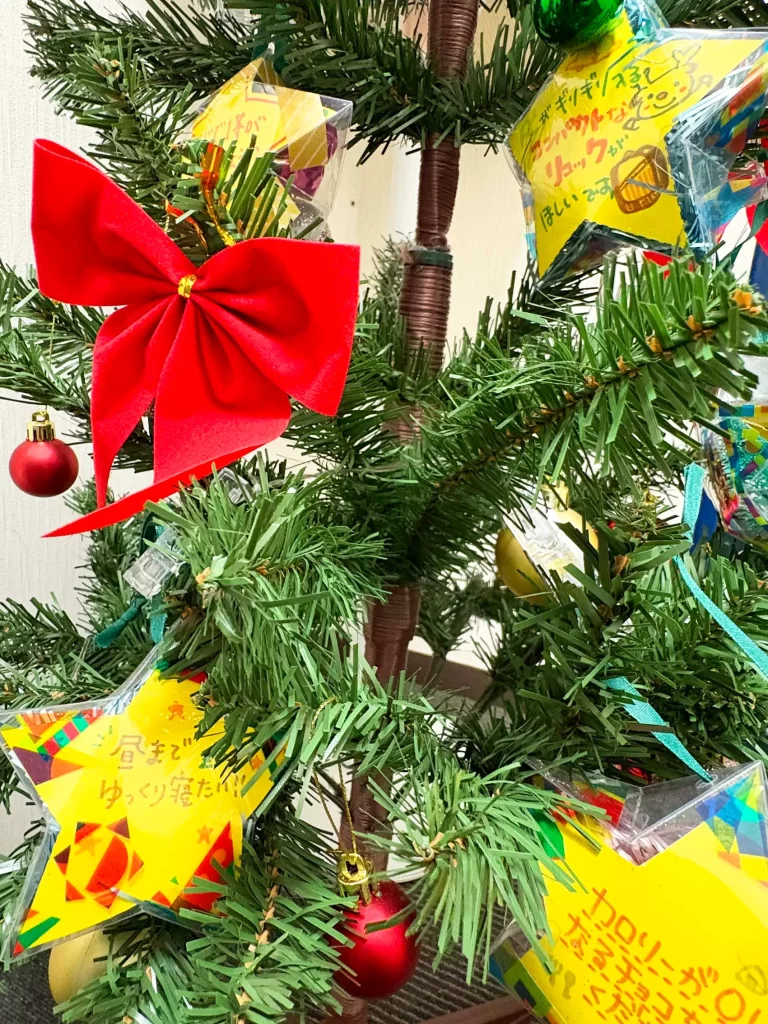 クリスマスツリーとクリスマスオーナメント