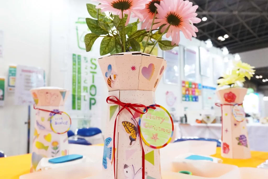 エコプロ2025で実施した「リサイクル・フラワーベース」