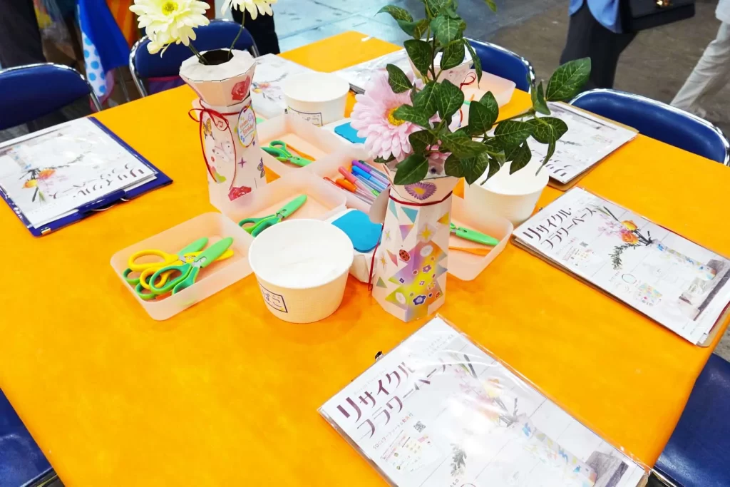 エコプロ2025で実施した「リサイクル・フラワーベース」をテーブル