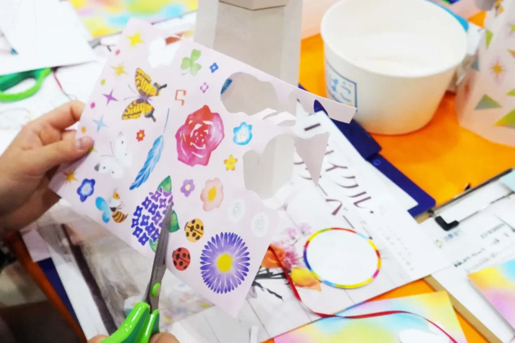 エコプロ2025で実施した「リサイクル・フラワーベース」を工作する様子