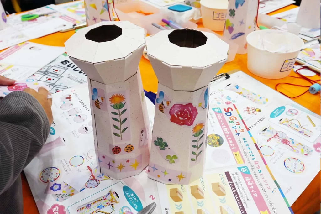 エコプロ2025で実施した「リサイクル・フラワーベース」を完成品2つ