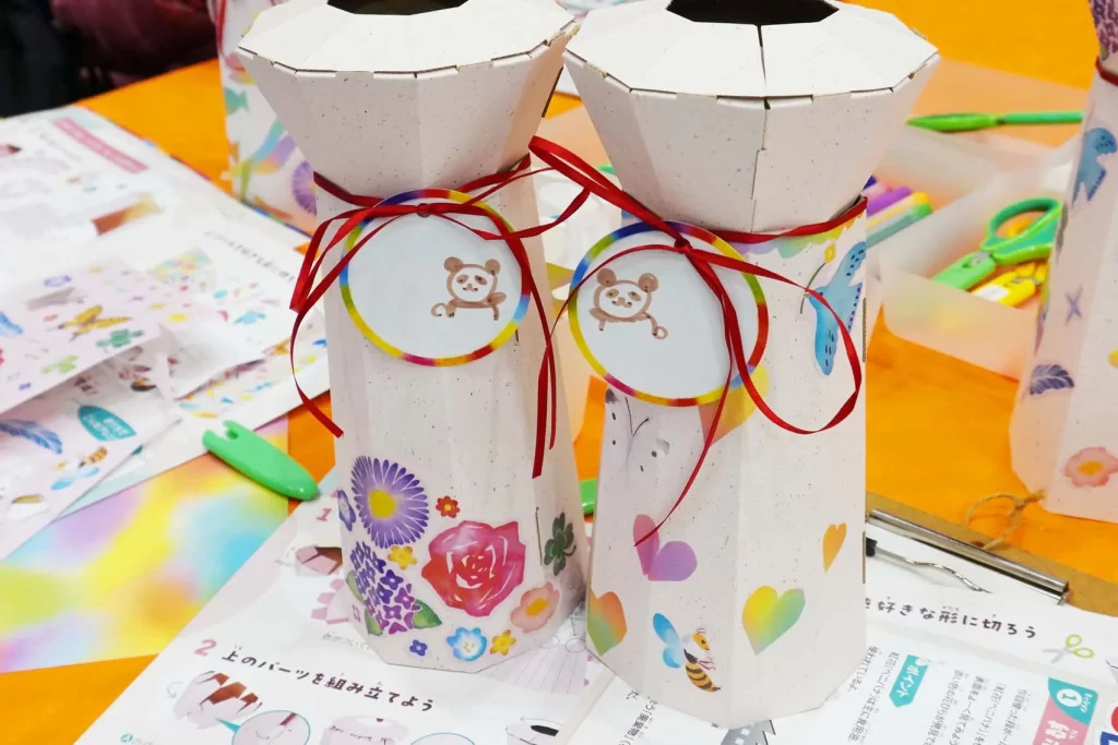 エコプロ2025で実施した「リサイクル・フラワーベース」を完成品2つ②