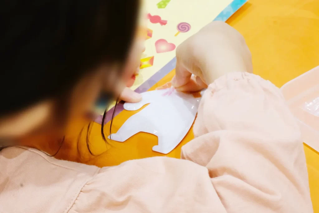 こどもでぱーと中野で開催された工作イベントでの『ピカッと!安全キーホルダー』の工作の様子2