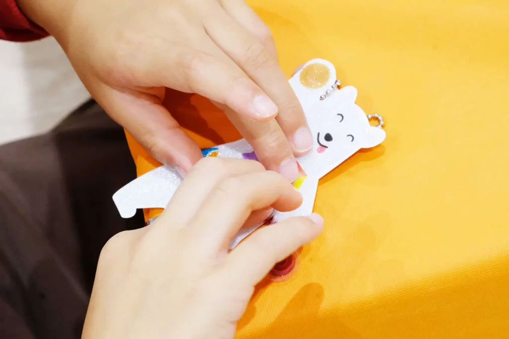 こどもでぱーと中野で開催された工作イベントでの『ピカッと!安全キーホルダー』の工作の様子1