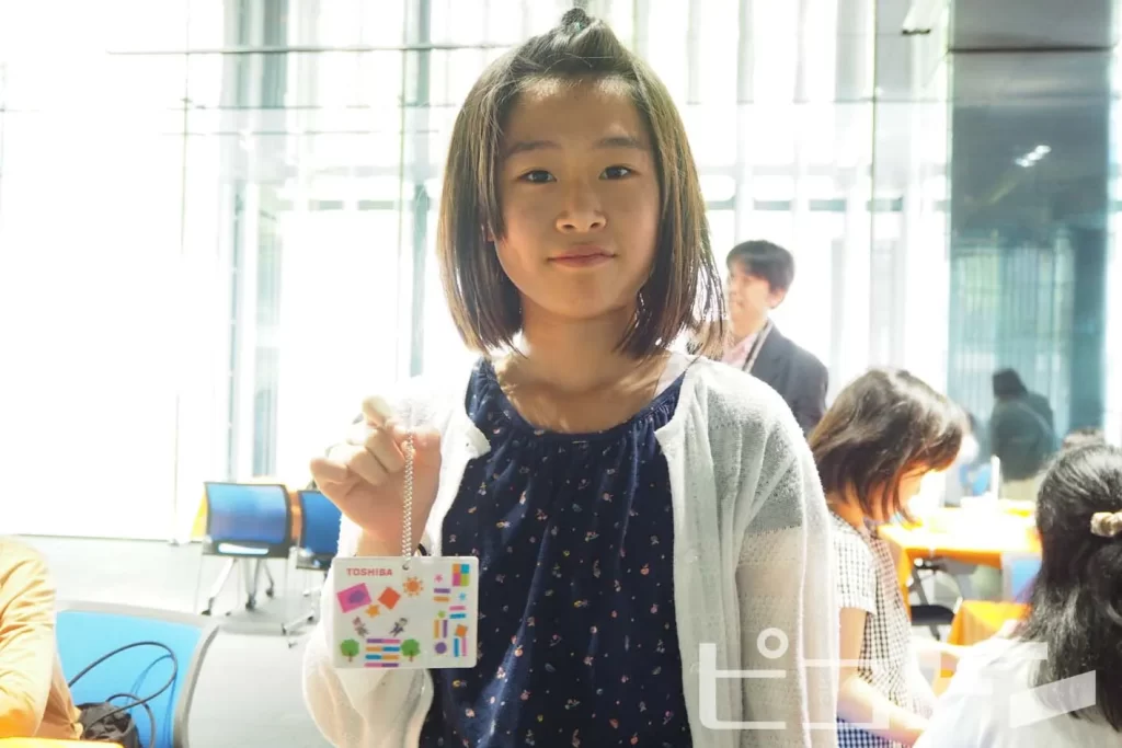 東芝未来科学館で行われた工作イベント『TOSHIBAキラキラリフレクター』の完成品を持つ女の子2