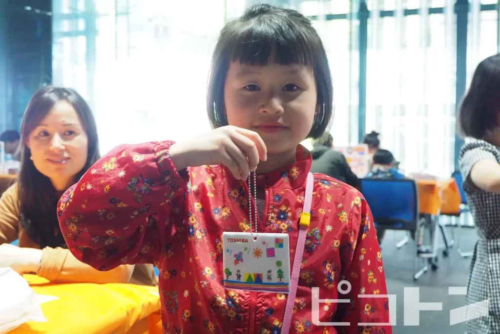 東芝未来科学館で行われた工作イベント『TOSHIBAキラキラリフレクター』の完成品を持つ女の子１