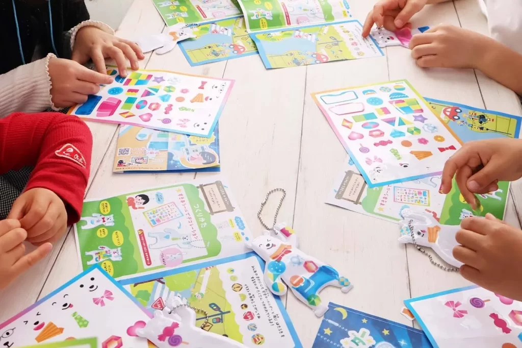 『ピカッと！安全キーホルダー』を作る子供たちの手元の様子。