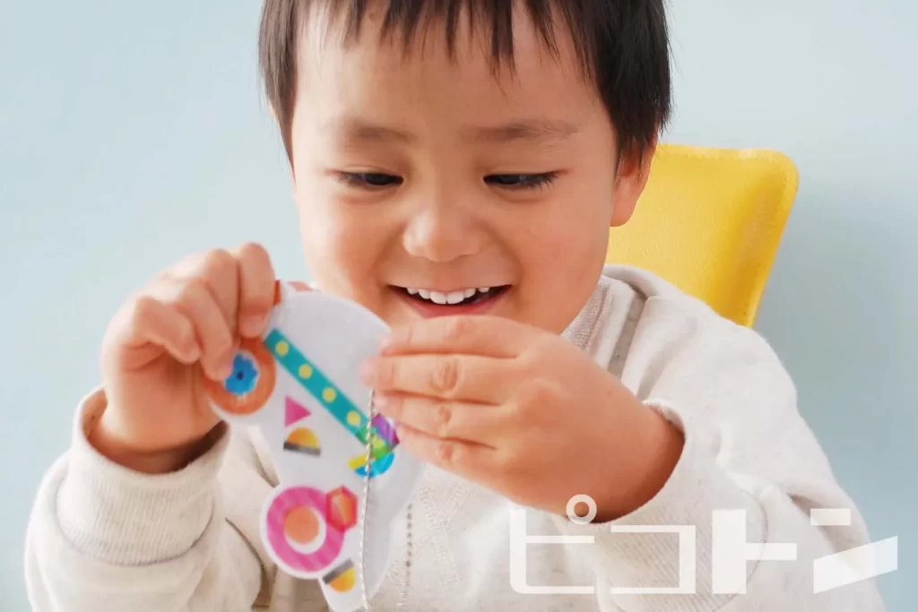 『ピカッと!安全キーホルダー』のくるまver.を子供が作っている様子（１２）