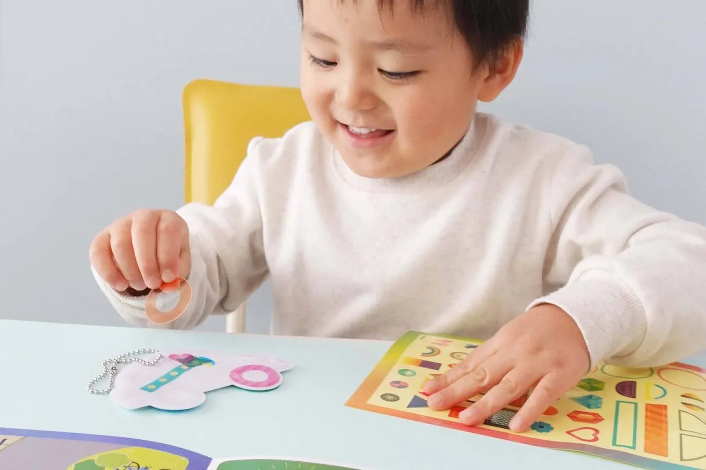 『ピカッと！安全キーホルダー』のクルマを作っている子供。