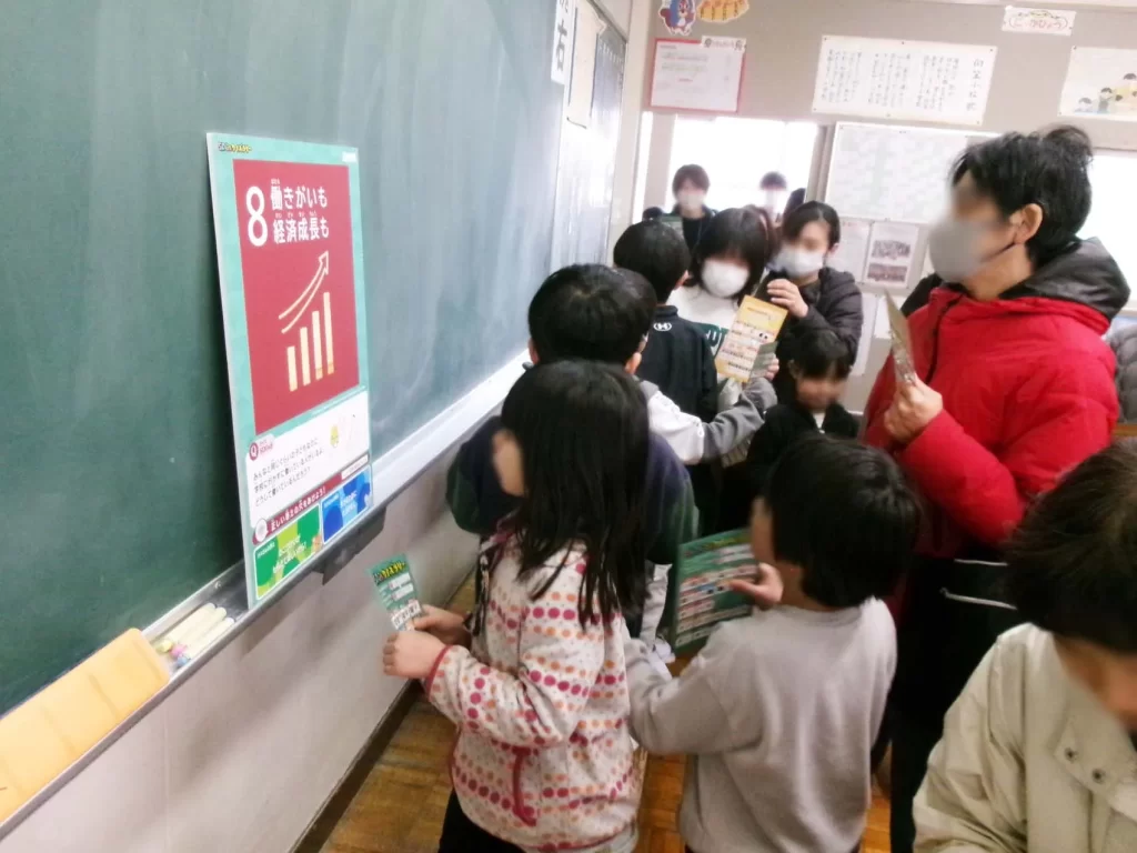 向笠小学校でSDGsクイズラリーに取り組む生徒さんたち