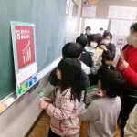 向笠小学校でSDGsクイズラリーに取り組む生徒さんたち