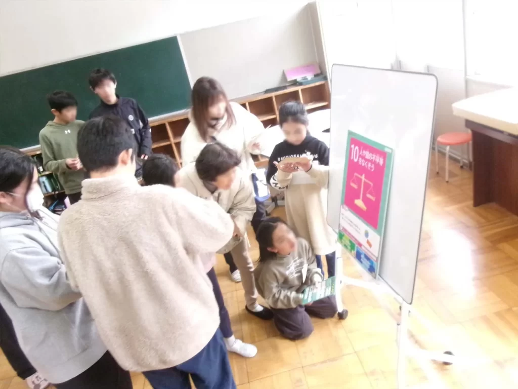 向笠小学校でSDGsクイズラリーに取り組む生徒さんたち(教室)