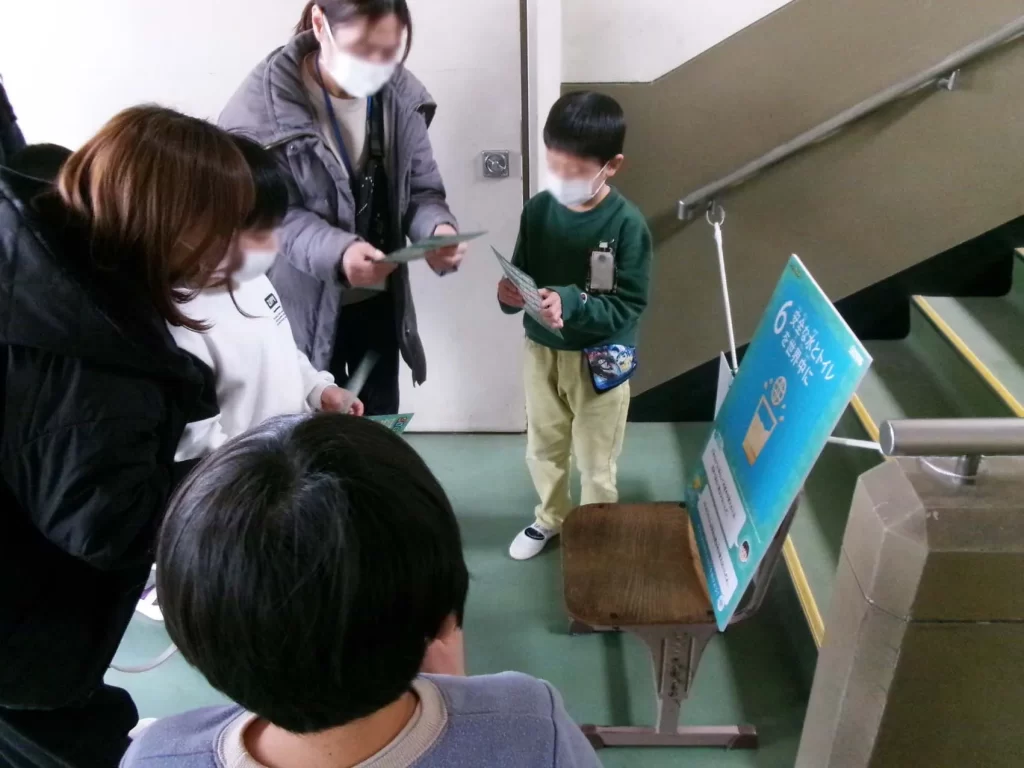 向笠小学校でSDGsクイズラリーに取り組む生徒さんたち(踊り場)