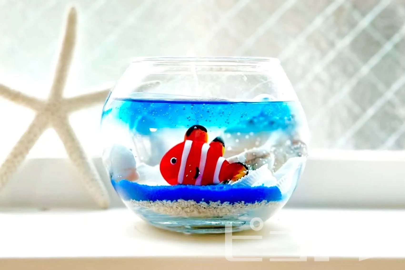 窓辺に置いた貝殻キャンドルの完成品