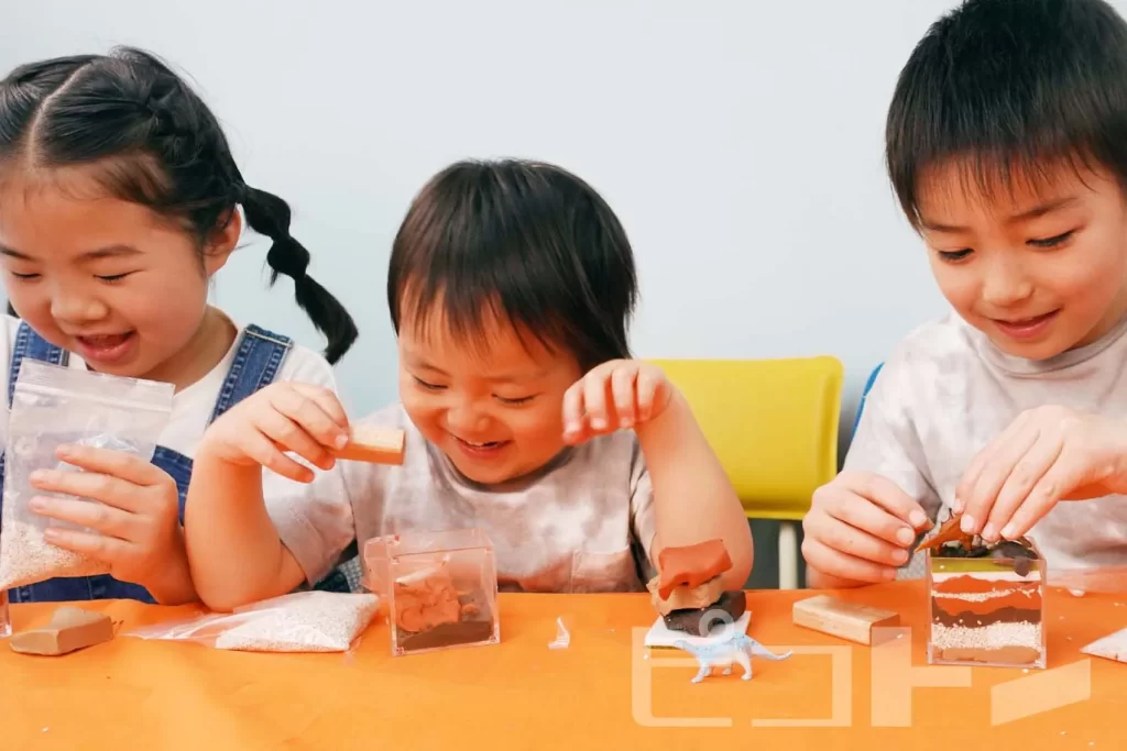 『地層ジオラマ』を工作する子供たち3名