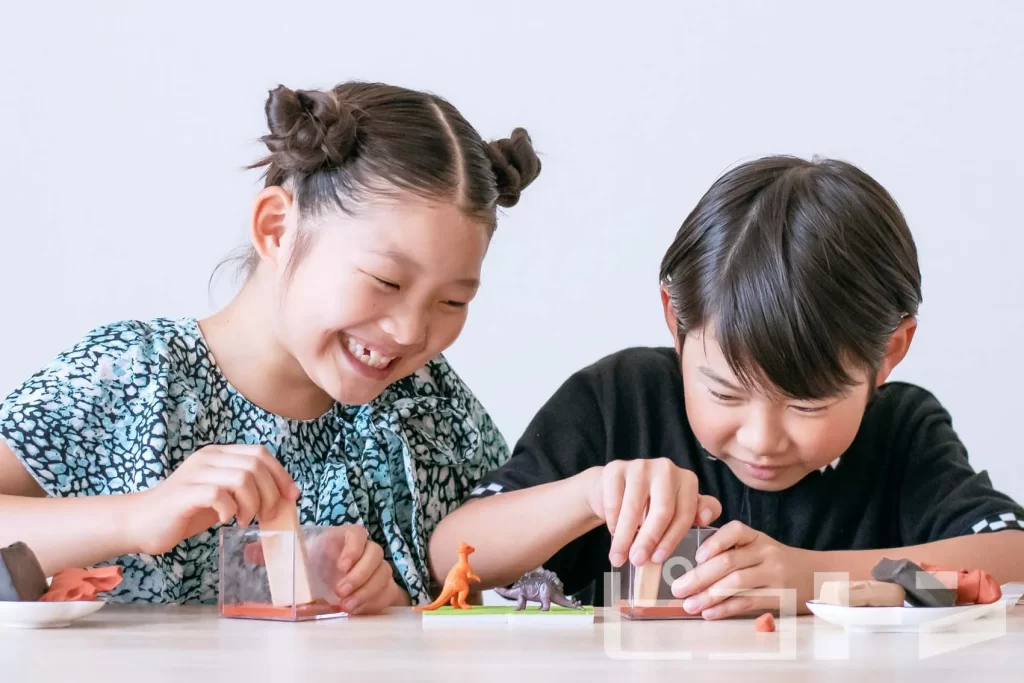 地層ジオラマを作る女の子と男の子3