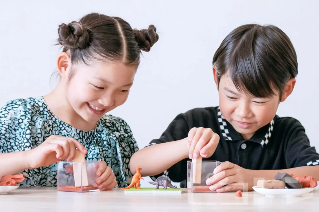 地層ジオラマを作る女の子と男の子5