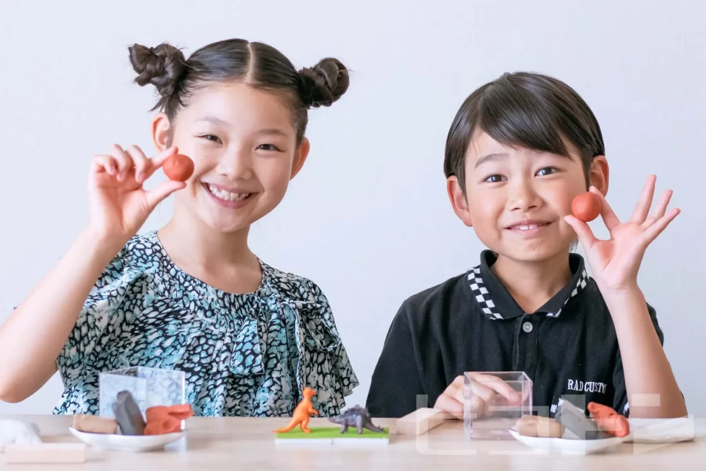 地層ジオラマを作る女の子と男の子