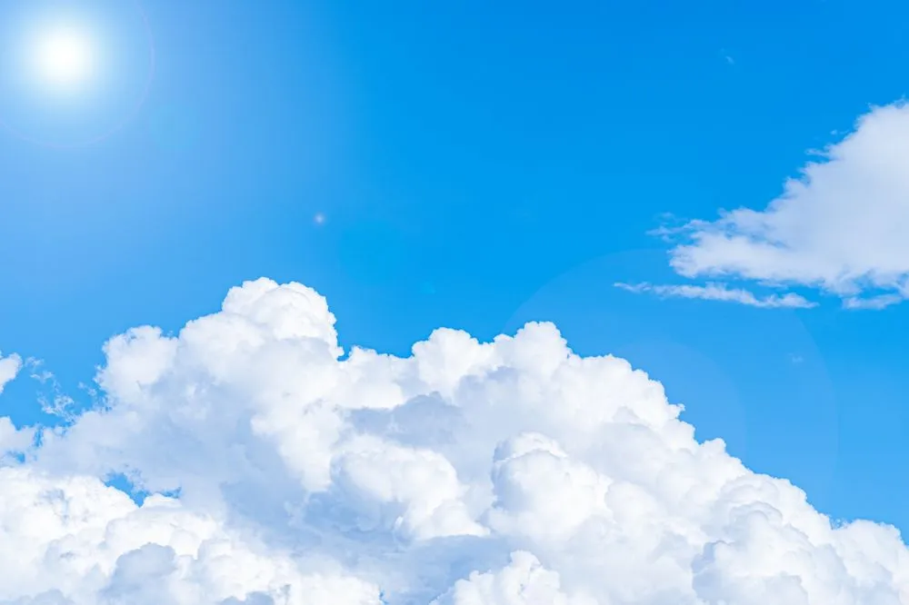 夏といえば? 行事やアイデア22選を紹介する記事の青空と入道雲の写真