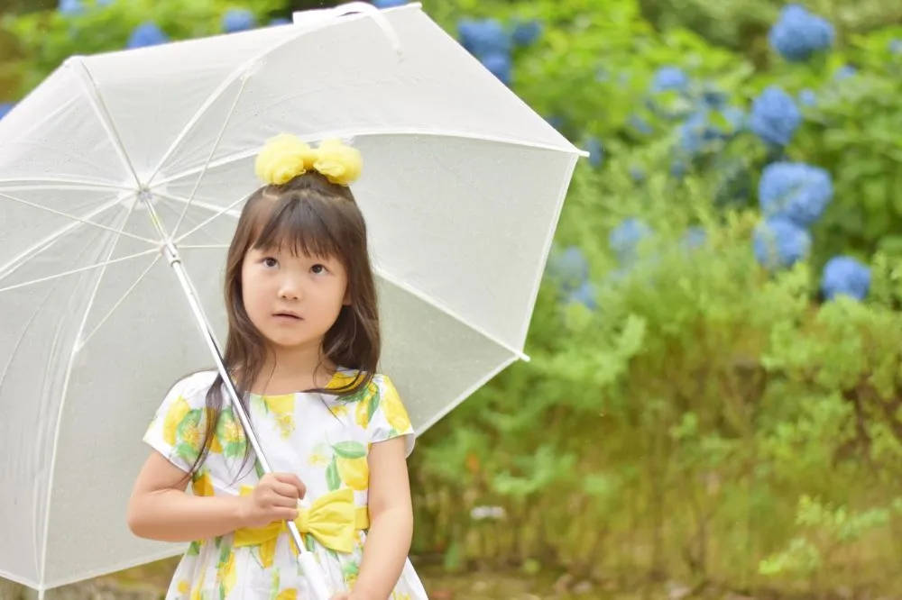 夏といえば? 行事やアイデア22選を紹介する記事の傘を持った子供の写真