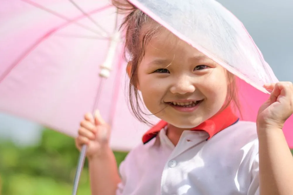 夏といえば? 行事やアイデア22選を紹介する記事の傘を持った子供の写真