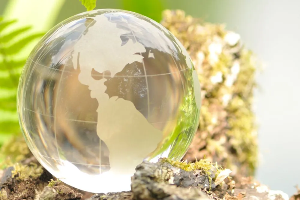 夏といえば? 行事やアイデア22選を紹介する記事の透明な地球柄のガラス玉の写真