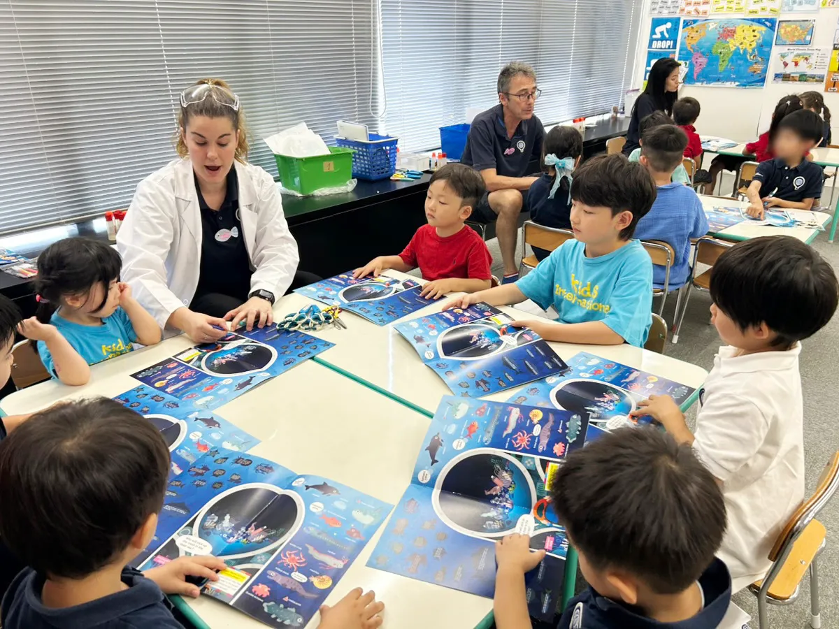 キッズインターナショナル様の「サマースクールイベント」にて開催された『くるっと工作ブック』のイベントの様子