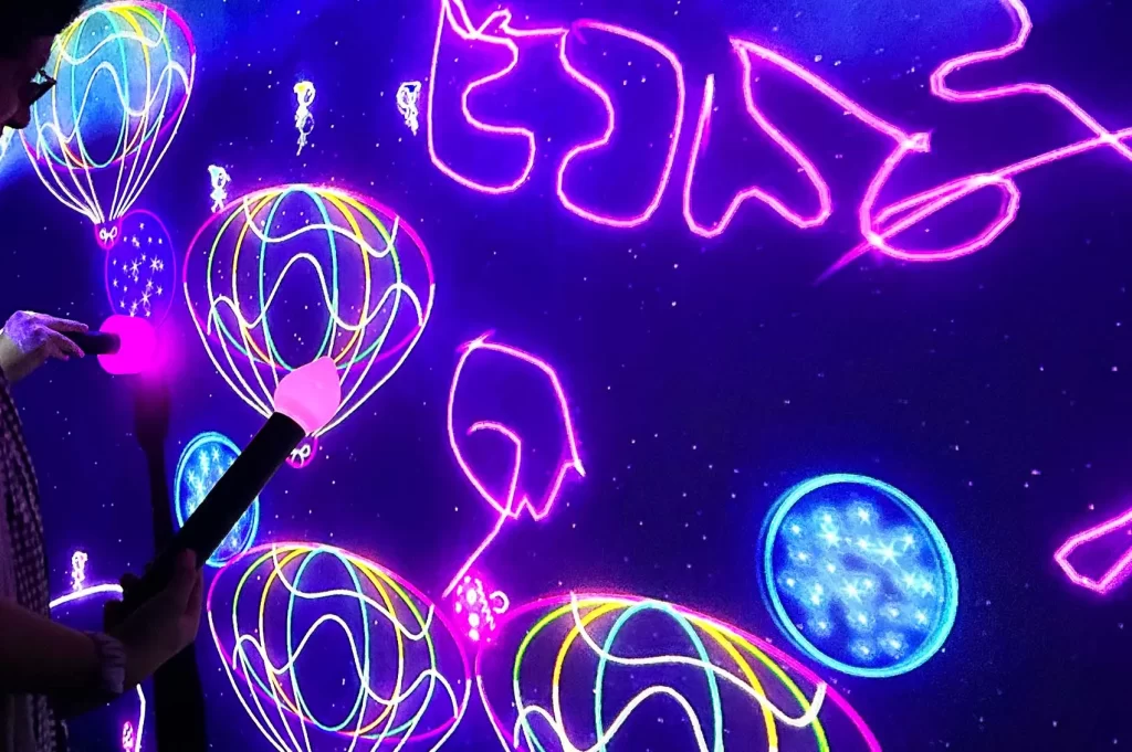 チームラボプラネッツTOKYO 豊洲の「こびとが住まう奏でる壁」