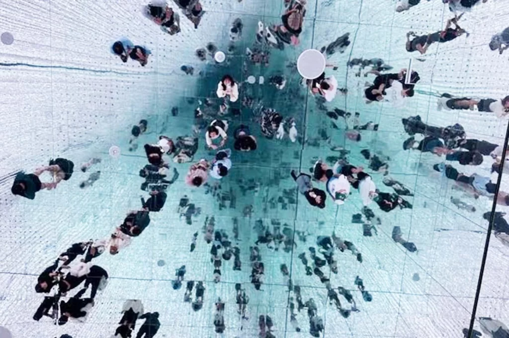 チームラボプラネッツTOKYO 豊洲の「The Infinite Crystal Universe」の天井