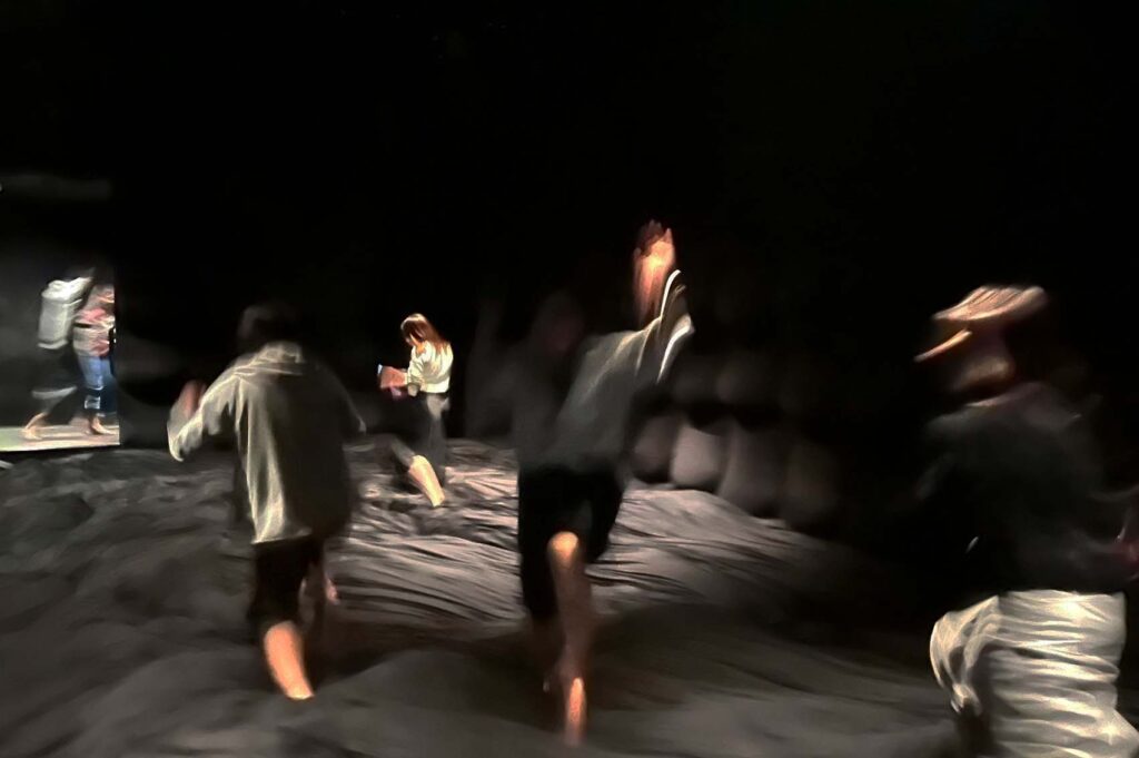 チームラボプラネッツTOKYO 豊洲の「やわらかいブラックホール - あなたの身体は空間であり、空間は他者の身体である」