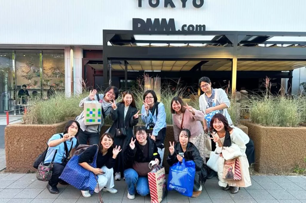 チームラボプラネッツTOKYO 豊洲の前で撮影したピコトンスタッフ