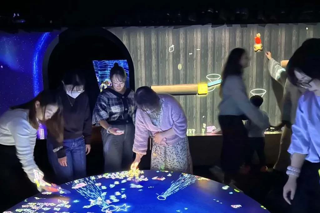 チームラボプラネッツTOKYO 豊洲の「こびとが住まうテーブル」