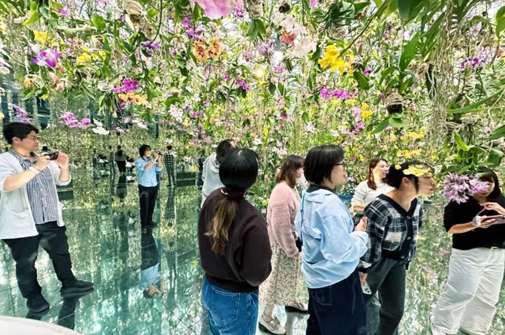 Floating Flower Garden: 花と我と同根、庭と我と一体の天井にいるピコトンスタッフ