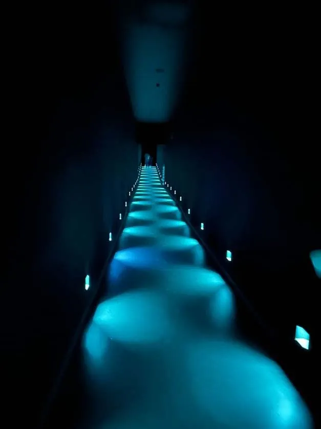 チームラボプラネッツTOKYO 豊洲の水が流れる坂