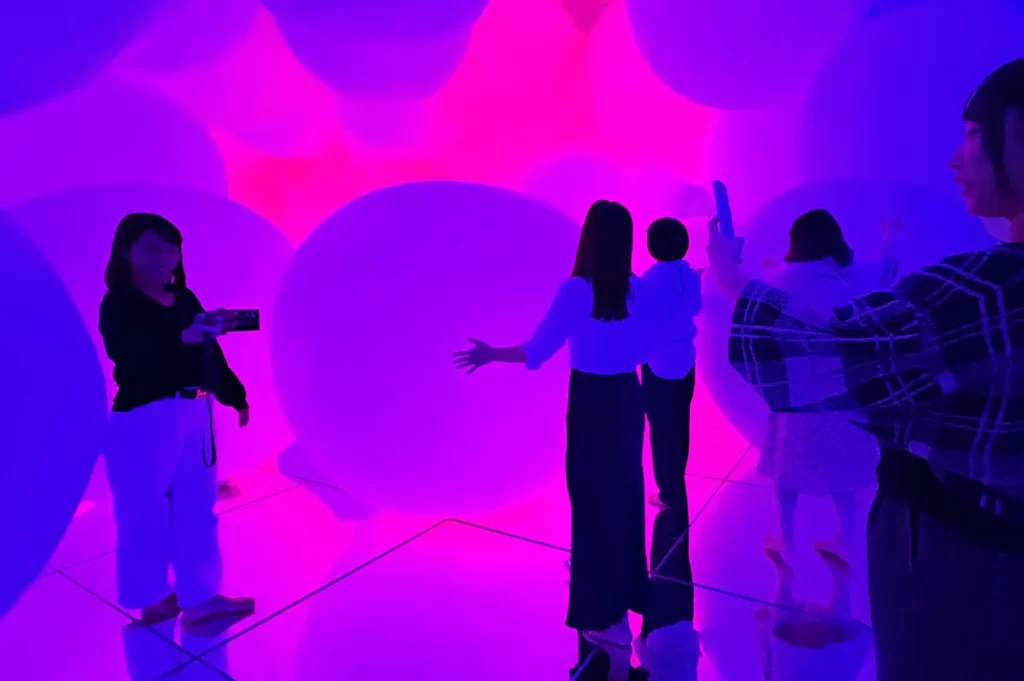 チームラボプラネッツTOKYO 豊洲の「変容する空間、広がる立体的存在 - 平面化する3色と曖昧な9色」