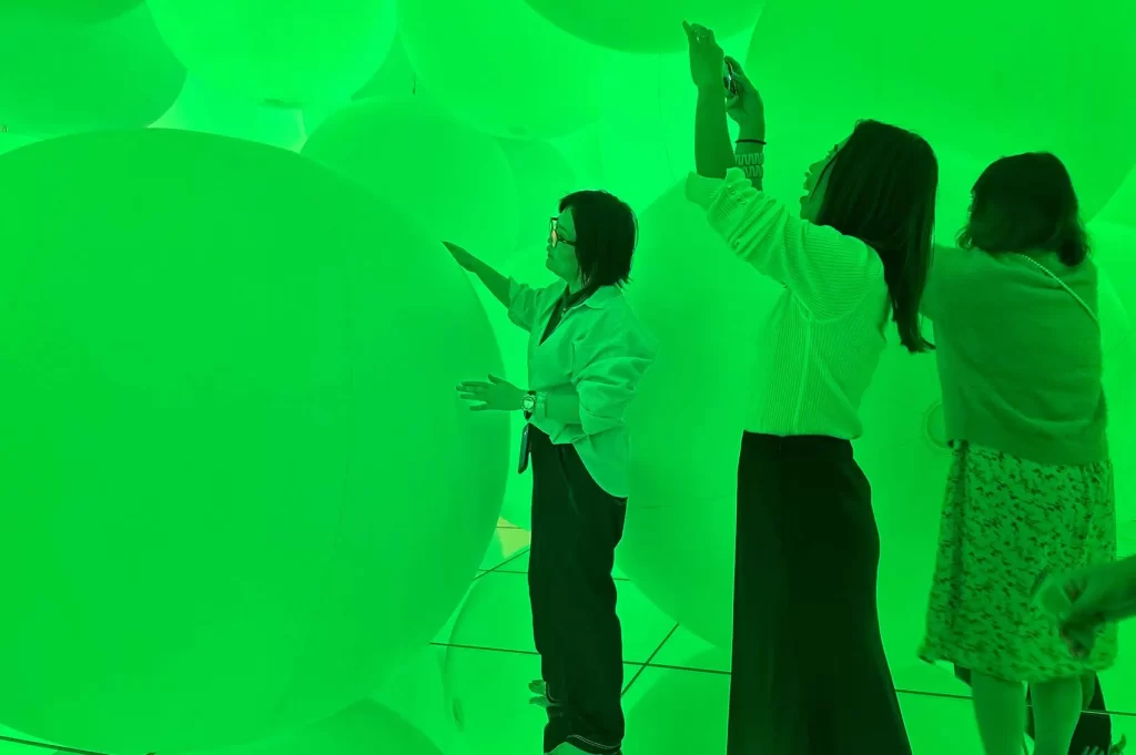 チームラボプラネッツTOKYO 豊洲「変容する空間、広がる立体的存在 - 平面化する3色と曖昧な9色」