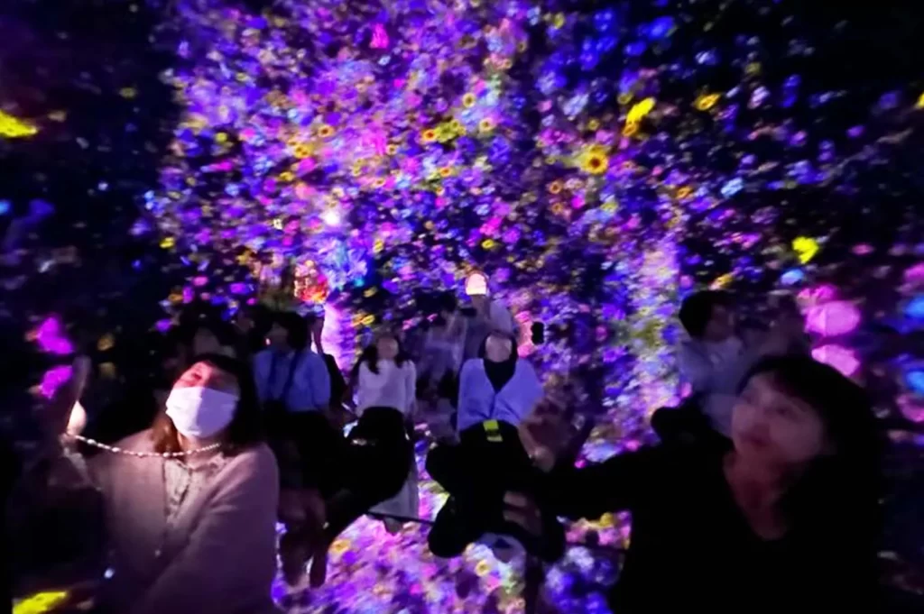 チームラボプラネッツTOKYO 豊洲の「Floating in the Falling Universe of Flowers」にいるピコトンスタッフ